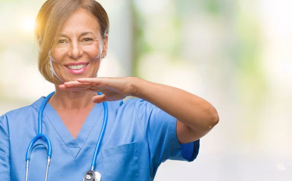 Medelåldern Ledande Sjuksköterska Läkare Kvinna Över Isolerade Bakgrund Gestikulerande Med — Stockfoto