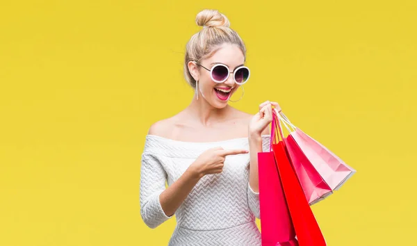 Jonge Mooie Blonde Vrouw Die Houdt Van Boodschappentassen Geïsoleerde Achtergrond — Stockfoto