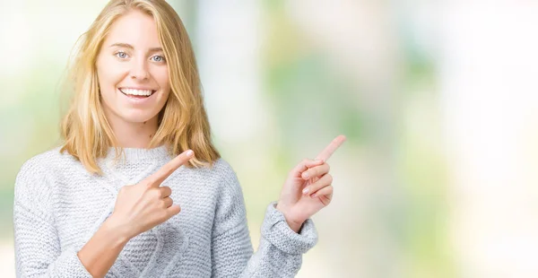 Schöne Junge Frau Trägt Winterpullover Über Isoliertem Hintergrund Lächelt Und — Stockfoto
