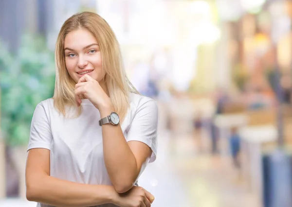 Mujer Caucásica Joven Sobre Fondo Aislado Mirando Confiado Cámara Con — Foto de Stock