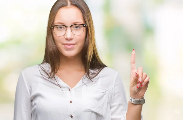 Jonge Kaukasische Mooie Zakenvrouw Bril Geïsoleerde Achtergrond Tonen Omhoog Met — Stockfoto