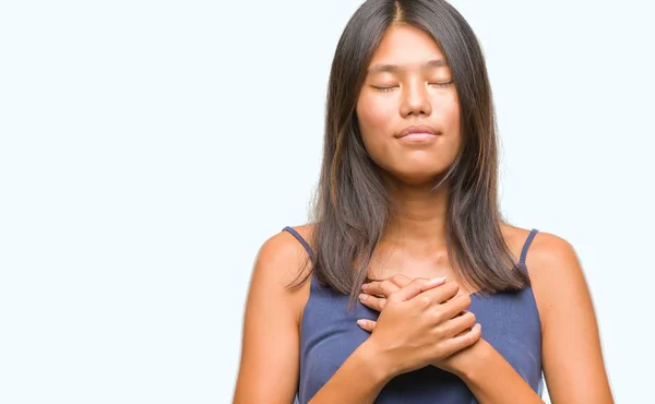 Jonge Aziatische Vrouw Geïsoleerde Achtergrond Glimlachend Met Handen Borst Met — Stockfoto