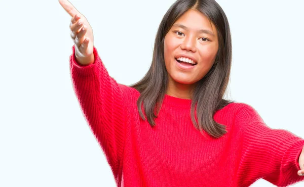 Mujer Asiática Joven Con Suéter Invierno Sobre Fondo Aislado Mirando —  Fotos de Stock