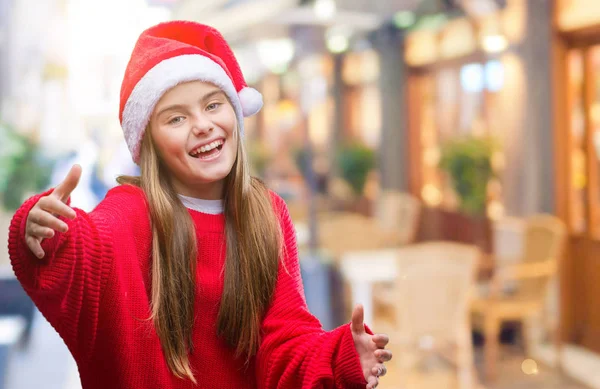 Joven Chica Hermosa Con Sombrero Navidad Sobre Fondo Aislado Mirando — Foto de Stock