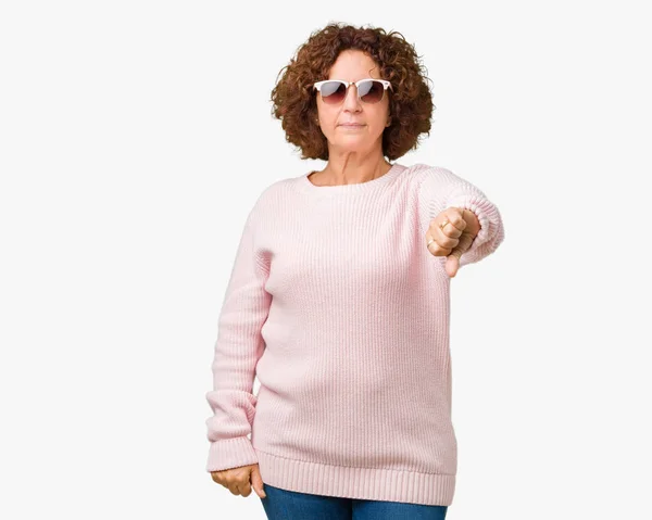 Gyönyörű Középső Ager Vezető Visel Rózsaszín Pulóver Napszemüveg Látszó Boldogtalan — Stock Fotó