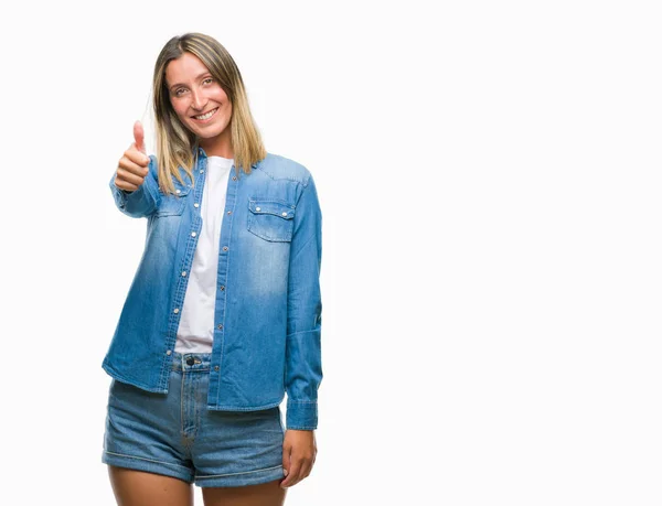 Joven Hermosa Mujer Sobre Fondo Aislado Haciendo Pulgares Felices Gesto — Foto de Stock