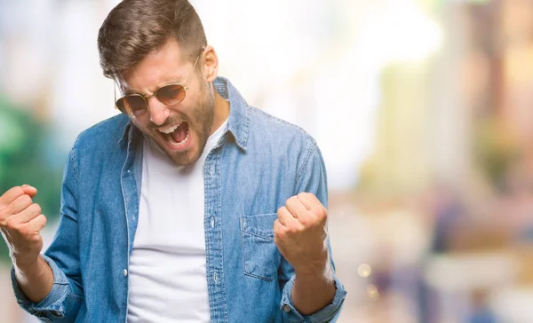 Junger Gutaussehender Mann Mit Sonnenbrille Über Isoliertem Hintergrund Sehr Glücklich — Stockfoto