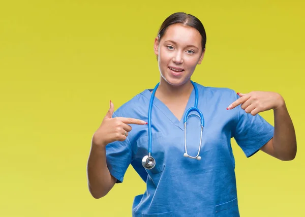 Joven Doctora Caucásica Vistiendo Uniforme Médico Sobre Fondo Aislado Mirando — Foto de Stock