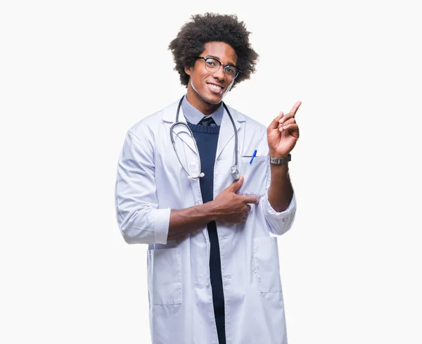 アフロ アメリカ人医師男の顔に大きな笑みを浮かべて隔離された背景にカメラを見ている側の手と指で指す — ストック写真