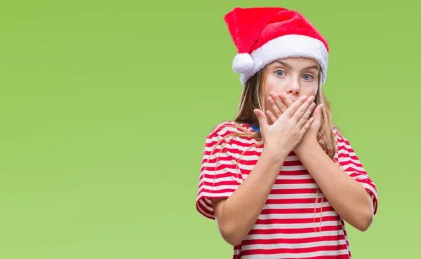 Menina Bonita Nova Vestindo Chapéu Natal Sobre Fundo Isolado Chocado — Fotografia de Stock