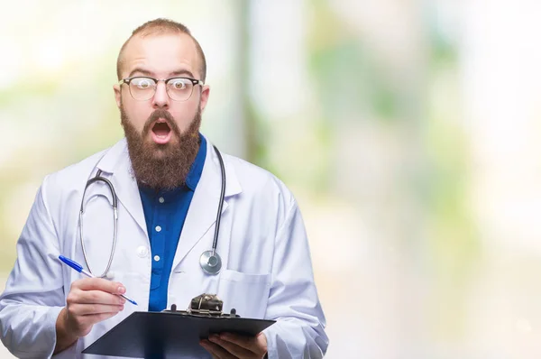 Jovem Médico Homem Segurando Prancheta Sobre Fundo Isolado Assustado Choque — Fotografia de Stock