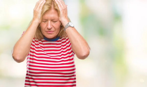 中年金发女人在孤立的背景下患有头痛绝望和压力 因为疼痛和偏头痛 手在头上 — 图库照片