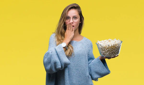 Junge Schöne Blonde Frau Die Popcorn Über Isoliertem Hintergrunddeckel Isst — Stockfoto