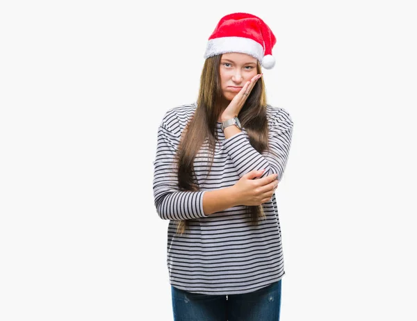 年轻美丽的白人妇女戴着圣诞帽子在孤立的背景下思考看累了 厌烦与交叉胳膊抑郁症问题 — 图库照片