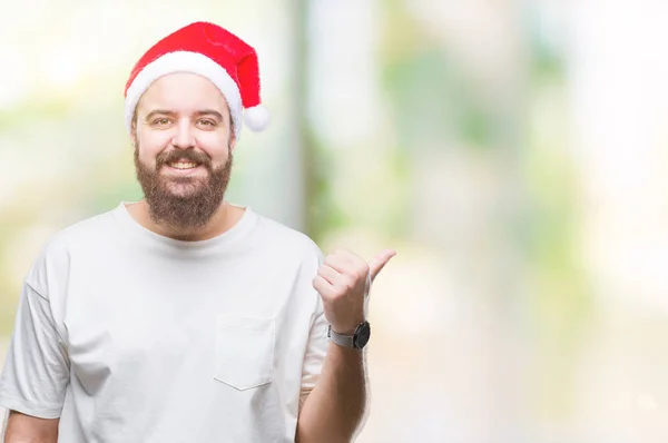 Unga Kaukasiska Hipster Mannen Bär Jul Hatt Över Isolerade Bakgrund — Stockfoto