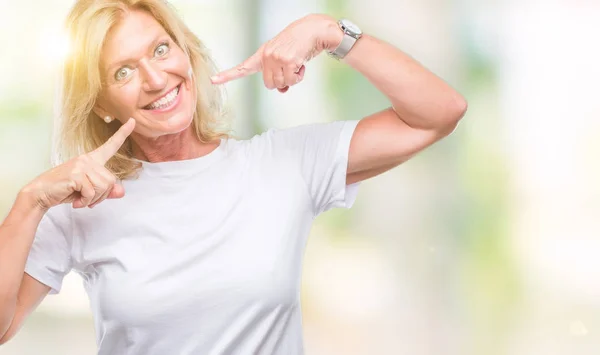 Mujer Rubia Mediana Edad Sobre Fondo Aislado Sonriendo Confiado Mostrando —  Fotos de Stock