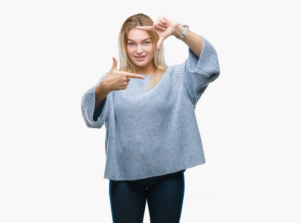 Mujer Caucásica Joven Con Suéter Invierno Sobre Fondo Aislado Sonriendo — Foto de Stock
