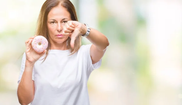 Mulher Hispânica Meia Idade Comendo Donut Rosa Sobre Fundo Isolado — Fotografia de Stock