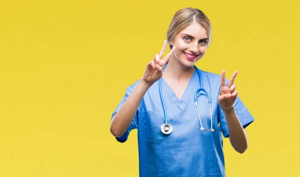 Genç Güzel Sarışın Doktor Cerrah Hemşire Kadın Parmaklarını Zafer Işareti — Stok fotoğraf