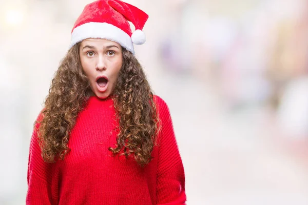 Jovem Morena Usando Chapéu Natal Sobre Fundo Isolado Com Medo — Fotografia de Stock