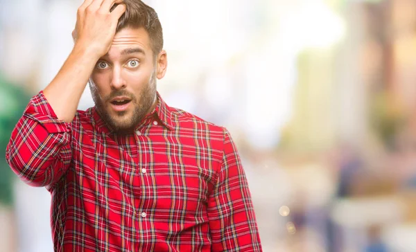 Joven Hombre Guapo Sobre Fondo Aislado Sorprendido Con Mano Cabeza —  Fotos de Stock