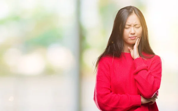 年轻的亚洲妇女穿着冬季毛衣在孤立的背景下触摸口与手与痛苦的表达 因为牙痛或牙科疾病的牙齿 牙医概念 — 图库照片