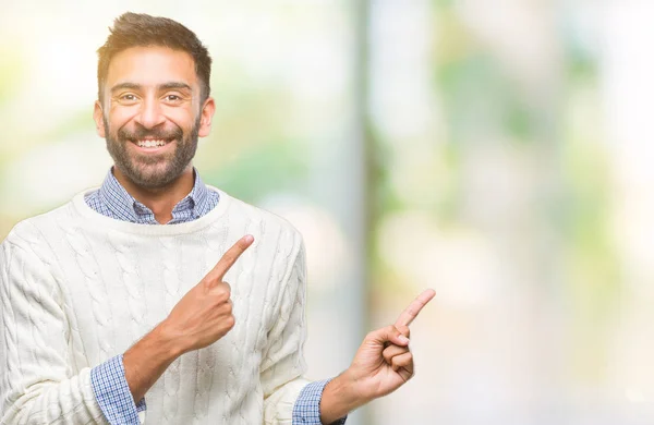 Hombre Hispano Adulto Vistiendo Suéter Invierno Sobre Fondo Aislado Sonriendo —  Fotos de Stock