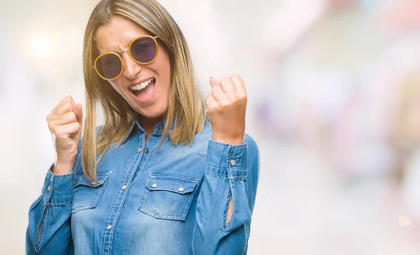 Jeune Belle Femme Portant Des Lunettes Soleil Sur Fond Isolé — Photo