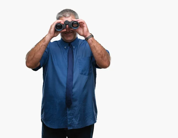 Stilig Senior Man Tittar Genom Kikaren Över Isolerade Bakgrund Med — Stockfoto