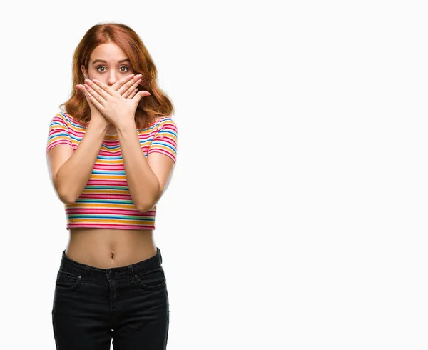 Ung Vacker Kvinna Över Isolerade Bakgrund Chockad Som Täcker Munnen — Stockfoto