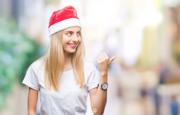 Jovem Linda Mulher Loira Chapéu Natal Sobre Fundo Isolado Sorrindo — Fotografia de Stock