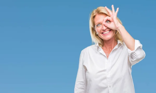 Middelbare Leeftijd Blonde Zakenvrouw Geïsoleerde Achtergrond Doen Gebaar Met Hand — Stockfoto