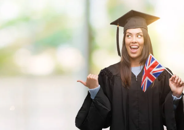 Giovane Donna Ispanica Indossa Uniforme Graduata Tenendo Bandiera Del Regno — Foto Stock