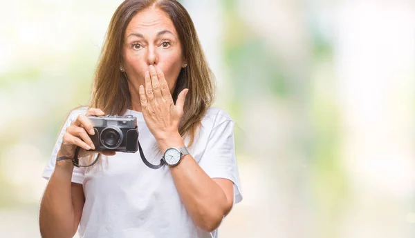 Middle Age Hispanic Woman Taking Pictures Using Vintage Photo Camera — Stock Photo, Image