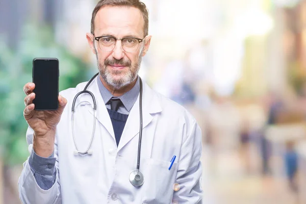 Médico Hoary Sênior Meia Idade Mostrando Tela Smartphone Sobre Fundo — Fotografia de Stock