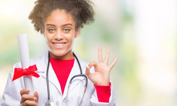 Junge Afroamerikanische Ärztin Mit Abschluss Über Isolierten Hintergrund Tun Zeichen — Stockfoto