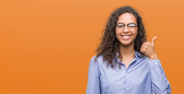 Mulher Hispânica Jovem Bonita Usando Óculos Felizes Com Grande Sorriso — Fotografia de Stock