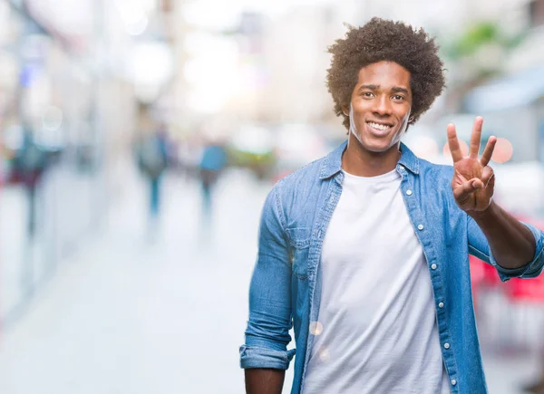 Afroamerikanischer Mann Über Isoliertem Hintergrund Der Mit Finger Nummer Drei — Stockfoto