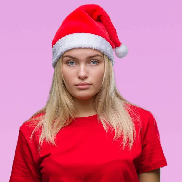 若い白人女性の顔に真剣な表情で孤立した背景にクリスマス帽子をかぶっています シンプルで自然なカメラを見てください — ストック写真