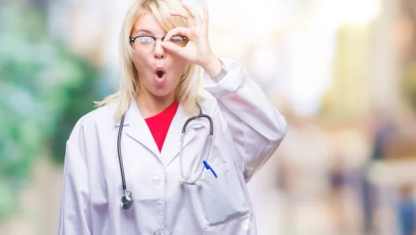 Joven Hermosa Doctora Rubia Vistiendo Uniforme Médico Sobre Fondo Aislado — Foto de Stock