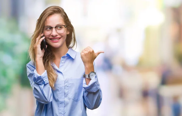 Joven Mujer Negocios Rubia Hermosa Llamando Usando Teléfono Inteligente Sobre — Foto de Stock