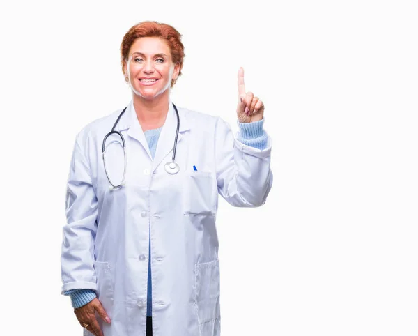 Senior Caucásico Médico Mujer Vistiendo Uniforme Médico Sobre Aislado Fondo — Foto de Stock