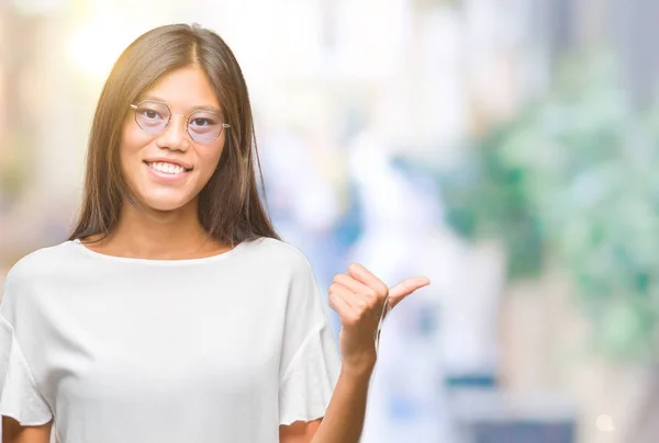 Jovem Ásia Mulher Vestindo Óculos Sobre Isolado Fundo Sorrindo Com — Fotografia de Stock