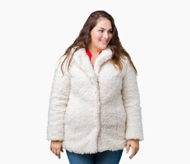 Artı boyutu genç kadın güzel kış koyun üzerine ceket giyen arka plan uzak tarafına gülümseme ile yüzünde, doğal ifade arıyorum izole. Kendine güvenen gülüyor.