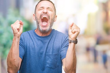 Orta yaş ağarmış üst düzey adam kızgın ve silah ile başarı için deli kutluyor izole arka plan üzerinde kaldırdı ve heyecanlı çığlık gözler kapalı. Kazanan kavramı