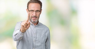 Yakışıklı orta yaş zarif komuta sizde gözlük izole üzerinde arka plan işaret parmağını ve kızgın ifade ile