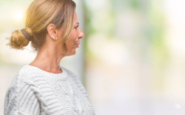 Orta yaş İspanyol kadın kıdemli giyen kış kazak izole arka tarafına, seyir üzerinde dinlenmek doğal yüz emin gülümseme ile pozuyla profili.