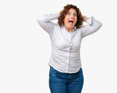 Güzel orta ager üst düzey businees kadın üzerinde arka plan deli izole ve baş, korkuyor ve açık ağzı ile şok sürpriz elleriyle korkuttu