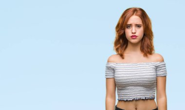 Genç güzel kadın izole arka plan yüzünden depresyona ve kızgın ve korkmuş ağlıyor sıkıntı için endişeleniyorum. Üzgün ifade.
