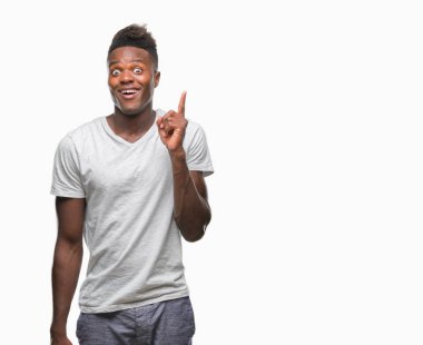Afrikalı-Amerikalı genç başarılı fikirle parmağı yukarıyı izole arka plan üzerinde. Çıktıktan ve mutlu. Bir numara.